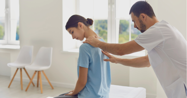 soin d'une patiente par un praticien au niveau du dos
